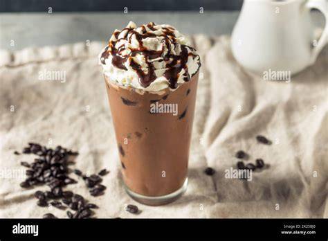Mocha in großer Tasse mit Schlagsahne und Kakaopulver