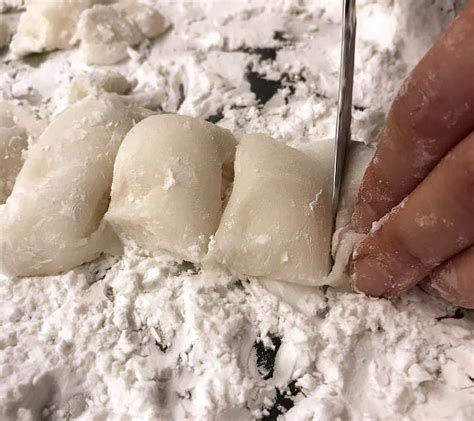 Mochi Teig auf mit Cornstarch bestäubter Fläche