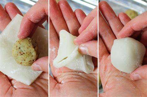 Mochi formen und füllen: Teigfladen, Füllung, Zusammenklappen