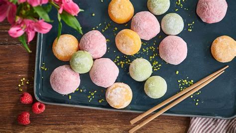 Mochi in verschiedenen Farben auf einem Teller