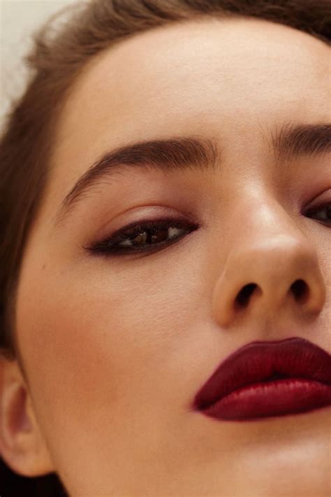 Model mit schokobraunem Lippenstift