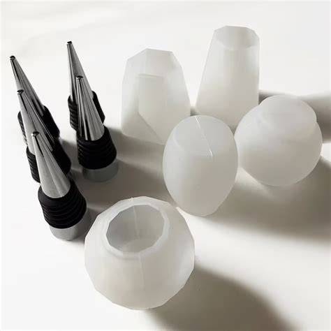 Modellierfondant in Silikonform einfüllen und entformen