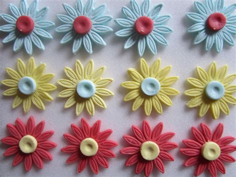 Modellierfondant-Figuren und Blumen