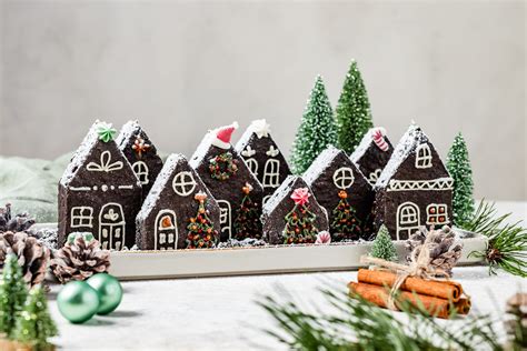Modern dekorierte Lebkuchenhäuser und Brownies