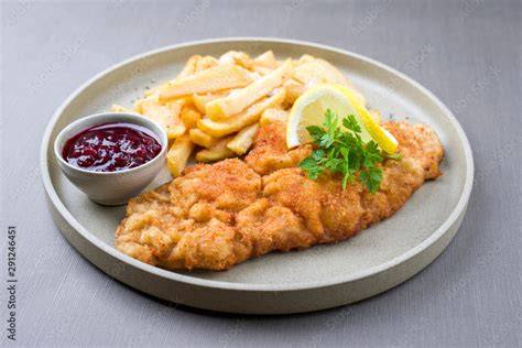 Modern serviertes Schnitzel mit Marmelade - Food Photography