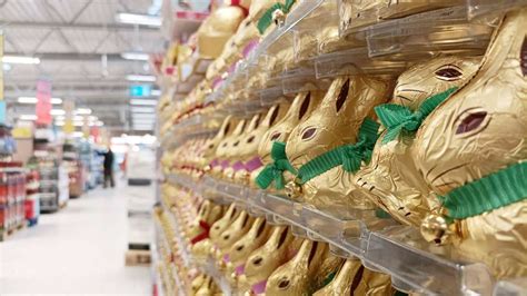 Moderne Auswahl an rosa Schoko-Osterhasen im Supermarkt