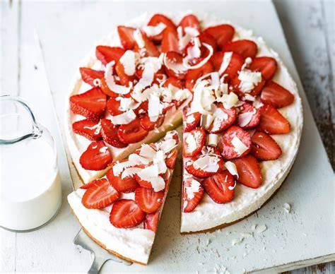 Moderne Erdbeer-Holunder-Torte aus der Pfanne