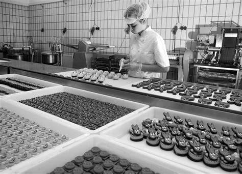 Moderne Fertigung von Pralinenfläschchen in der Confiserie