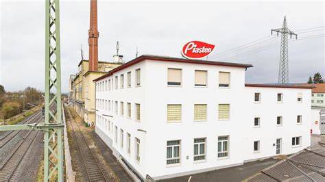 Moderne Fertigungsanlagen bei Piasten im Werk Forchheim