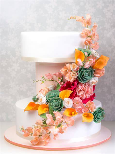 Moderne Hochzeitstorte mit floraler Dekoration