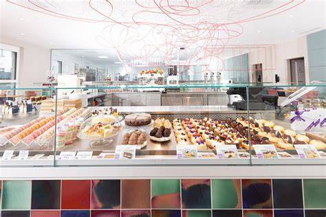 Moderne Kühltechnologie in der Konditorei - Beispiel für professionelle Kuchenpräsentation