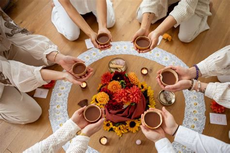 Moderne Kakaozeremonie in einer Gruppe mit Meditation und Musik