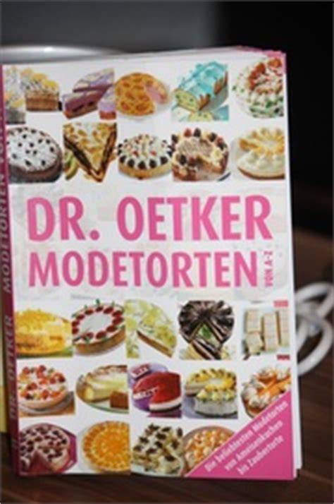 Moderne Modetorten und Trendkuchen von Dr. Oetker auf einer Festtafel