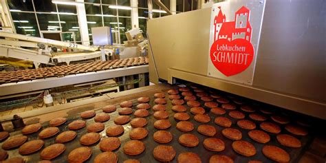 Moderne Produktionsstraße bei Lebkuchen-Schmidt