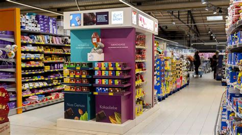 Moderne Ritter Sport Instore Experience mit interaktiven Displays und farbiger Produktpräsentation