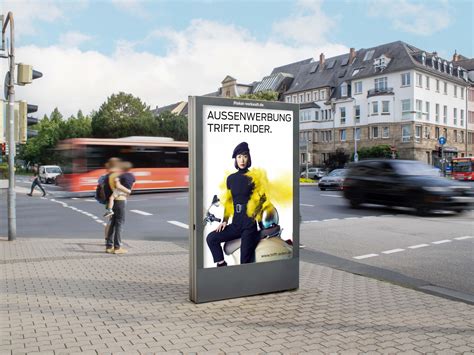Moderne Werbeplakate mit Schoko-Weihnachtsmann in der Stadt