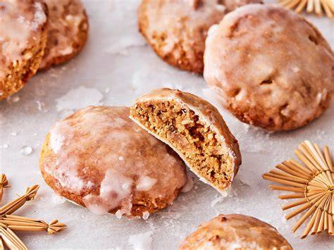 Moderne und traditionelle weiße Lebkuchen nebeneinander