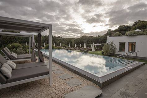Moderner Außenpool und Wellnessanlage am Hammerhof