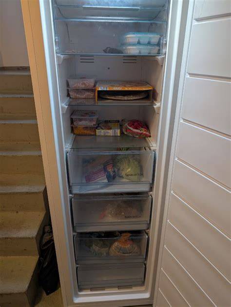 Moderner Gefrierschrank mit No-Frost-Technologie