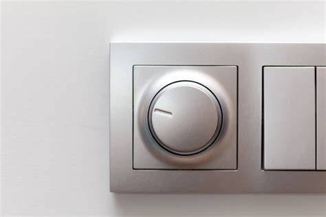 Moderner Lichtschalter vs. klassischer Knopf