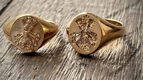 Moderner Siegelring mit Honigsymbolik als Ausdruck von Tradition und Stil