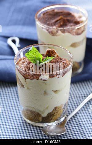 Modernes Becherglas mit Dessert