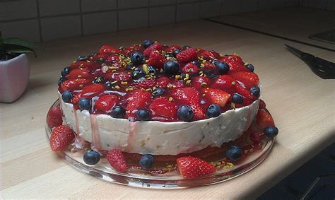 Modetorte mit Früchten und Sahne