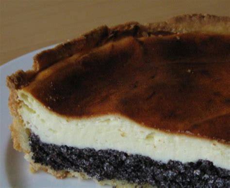 Mohn Käsekuchen Low Carb auf Tortenplatte, Kaffeetafel