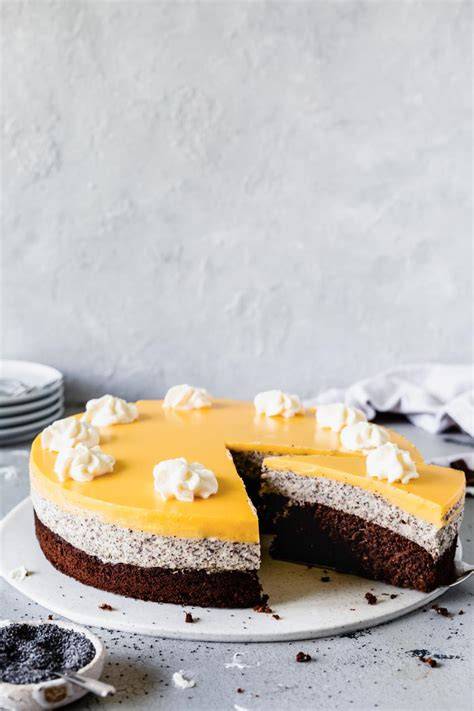 Mohn Sahne Torte - angeschnitten auf einer festlichen Kuchentafel
