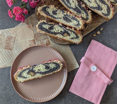 Mohn und Marzipan auf Holztisch