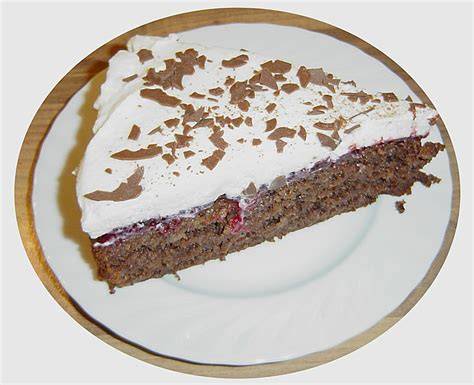 Mohn-Biskuit-Torte mit Preiselbeeren und Sahne