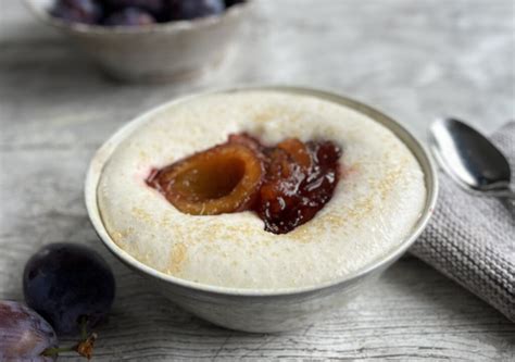 Mohn-Creme mit Pflaumenkompott in einer Schale