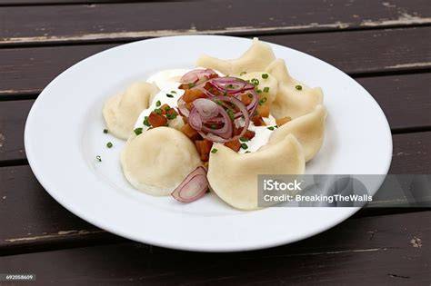 Mohn-Honig-Pierogi auf Teller serviert