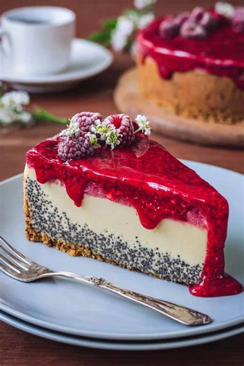 Mohn-Käsekuchen mit Himbeerspiegel auf einem Tisch
