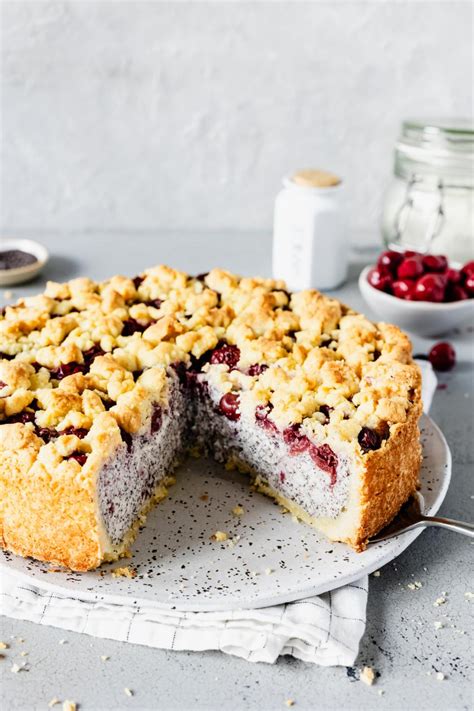 Mohn-Käsekuchen mit Streusel-Topping und Frucht-Swirl