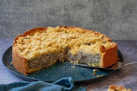 Mohn-Marzipan-Füllung auf Teig, Apfelwürfel darüber