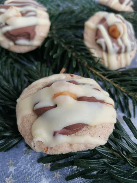 Mohn-Marzipan-Taler auf dem Plätzchenteller, Nahaufnahme