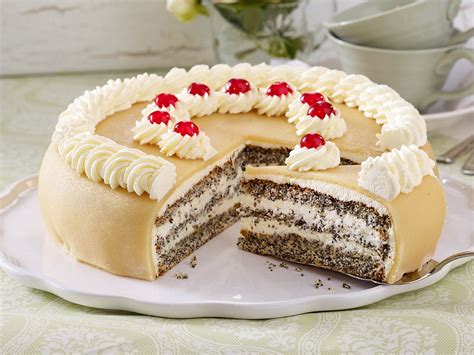 Mohn-Marzipan-Torte - Festliche Präsentation