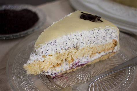 Mohn-Marzipan-Torte zum Servieren