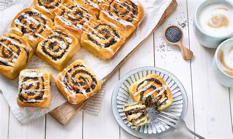 Mohn-Pudding-Schnecken in Auflaufform, mit Guss bestrichen