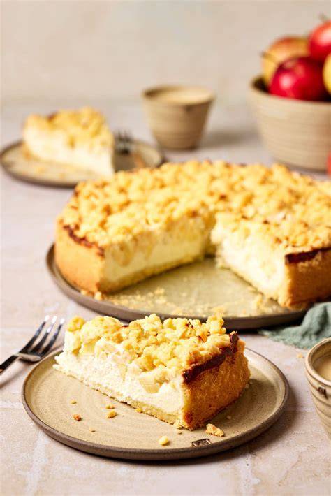 Mohn-Ruhrkuchen, aufgeschnitten, mit Quark und Streuseln, angerichtet zum Servieren
