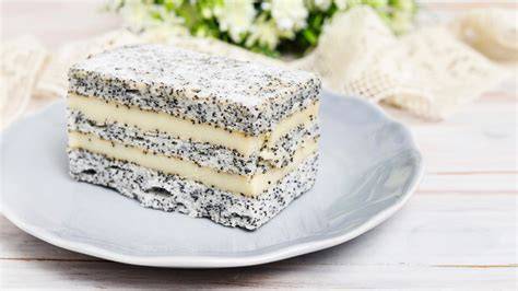 Mohn-Schichttorte mit Vanillecreme, angeschnitten