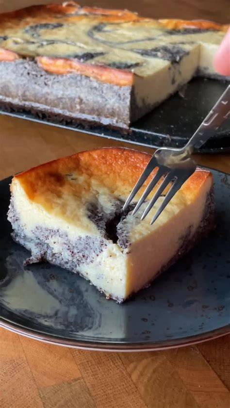 Mohn-Schmand-Kuchen auf einer Kaffeetafel, Detailaufnahme mit angeschnittenem Stück
