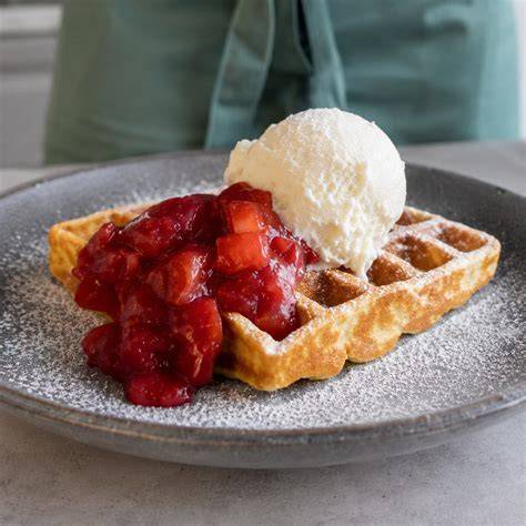 Mohn-Schmand-Waffeln mit Zimt-Pflaumenkompott und Vanilleeis