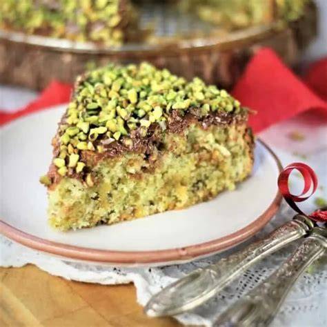 Mohn-Zimtstern-Kuchen mit Pistazien und Zimtstern-Deko auf Tortenplatte