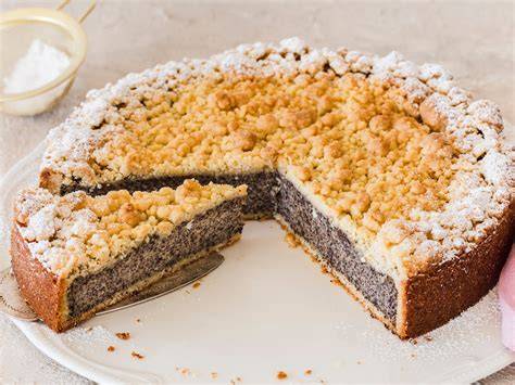 Mohnback in der Herstellung: Pudding in Topf, Streusel in Schüssel