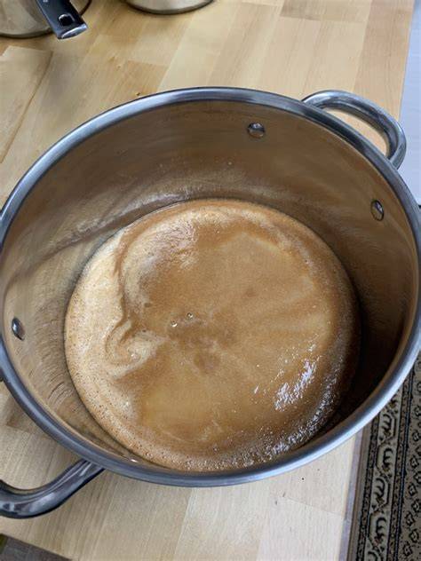 Mohnfüllung im Topf während des Quellenlassens