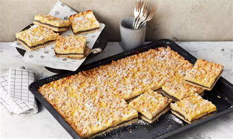 Mohnkuchen frisch geschnitten mit Puderzucker bestreut