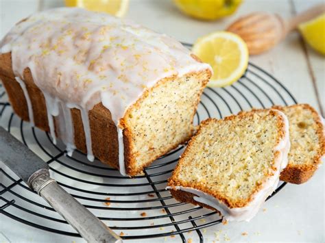 Mohnkuchen in Kastenform mit Zitronenglasur