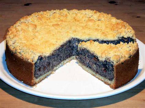 Mohnkuchen mit Mohnback und Schmandguss serviert auf Teller